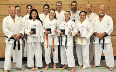 Erfolgreiche Karateprüfung: Trostberger Karatekas meistern Herausforderung